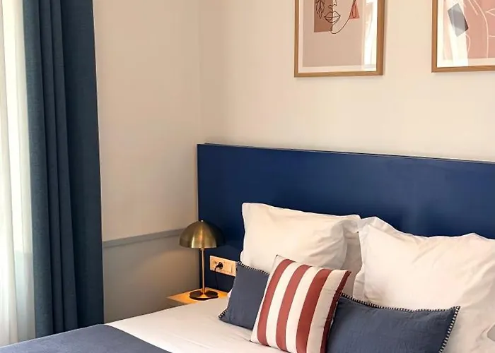 دي لوندريه 3* مينتون